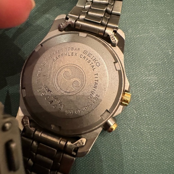 Vintage Women’s Seiko Kinetic Sports 100 Titanium Two Tone Analog Date Watch - Picture 7 of 10